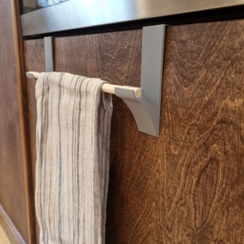 Kastdeurhaak voor handdoek – design handdoekhaak van Elias Design Studio